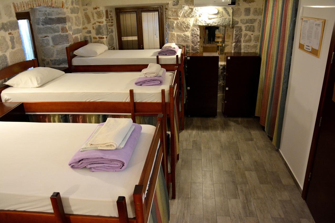 Montenegro Backpackers Home โกตอร์ ภายนอก รูปภาพ